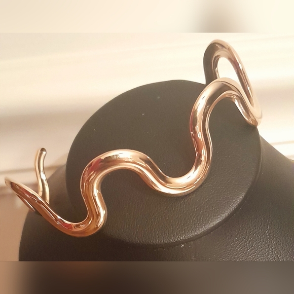 Stylish Gold Wave Cuff Bracelet - Picture 1 of 1